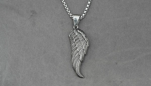 Detaillierte Makroansicht des Vintage Silber Federanhängers mit oxidiertem Flügel