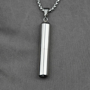 Colgante de cápsula en acero de titanio pulido con cadena veneciana en tela gris