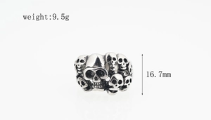 Détail macro de la bague tête de mort gothique indiquant la largeur de 16,7 mm