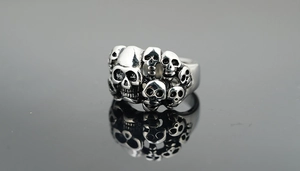 Vue détaillée d'une bague tête de mort gothique en acier inoxydable avec reflet