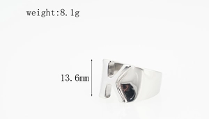 Détails de la bague lettre K en argent montrant le poids 8,1g et la hauteur 13,6mm