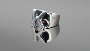 Bague en métal argenté poli avec un design de lettre K audacieux et reflet miroir élégant