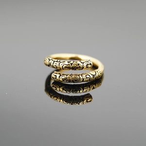 Retro golden Monkey King bar ring with traditional auspicious cloud pattern and reflection