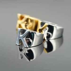 Bague Initiale Lettre K En Acier Titane Pour Hommes Femmes Minimaliste Large Géométrique Poli Or Argent Bicolore Doigt Bague