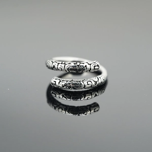 Retro Monkey King staff ring with traditional cloud pattern on black mirror base