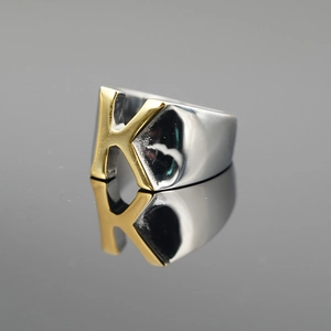 Bague large minimaliste en acier inoxydable avec une lettre majuscule K dorée au centre