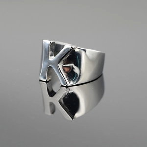 Bague minimaliste en acier argenté avec lettre K et reflet miroir pour homme et femme