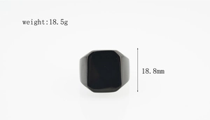 Bague noire carrée minimaliste, largeur de 18,8 mm et poids en acier massif de 18,5 g