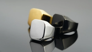 Bagues chevalières carrées minimalistes en finitions or, argent et noir avec reflet poli