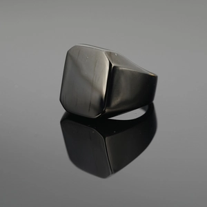 Bague chevalière noire polie en acier inoxydable avec un design minimaliste carré et plat