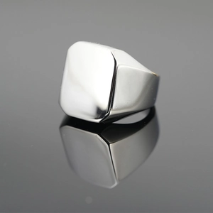 Bague chevalière carrée en acier inoxydable poli pour homme et femme avec reflet