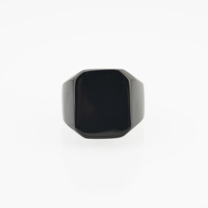 Chevalière carrée noir mat minimaliste pour hommes et femmes sur fond blanc