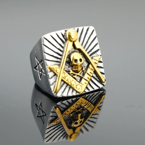 Men's two-tone Freemasonry signet ring featuring a skull and compass on a black mirror