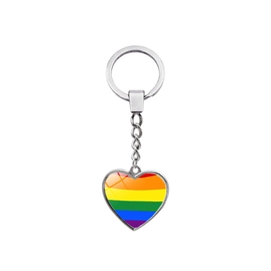 Detalle del llavero con forma de corazón arcoíris y rayas de seis colores vibrantes