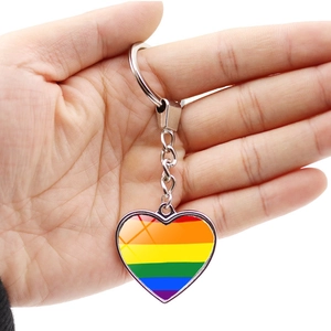Primer plano de llavero arcoíris en forma de corazón con marco de metal