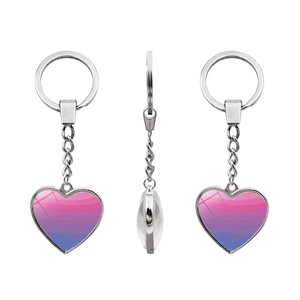 Detalle de llavero en forma de corazón con gema degradada rosa púrpura y cadena plata