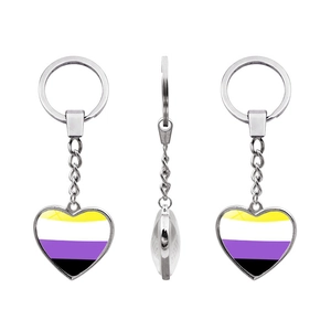 Llavero de corazón del orgullo no binario en metal plateado mostrado en diseño de tres vistas
