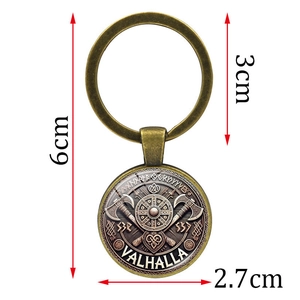 Portachiavi vichingo in bronzo con scudo Valhalla e design a doppia ascia su bianco
