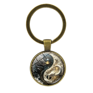 Porte-clés dragon Yin Yang en bronze vintage avec cabochon en verre sur fond blanc