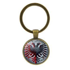 Porte-clés de football Albanie en bronze avec pendentif en verre sur fond blanc