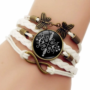 Handgefertigtes weißes Infinity-Armband mit Bronze-Schmetterlingen und mystischer Rune