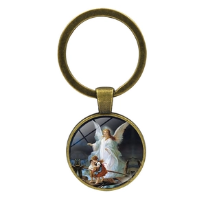 Porte-clés ange gardien élégant en bronze avec pendentif d'art en verre sur fond blanc