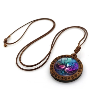 Vintage ketting met kleurrijke levensboom houten hanger, glazen cabochon en bruin koord