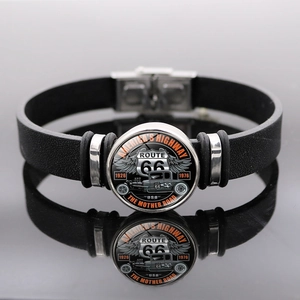 Détail du pendentif en verre Route 66 sur un bracelet en cuir PU noir à pression