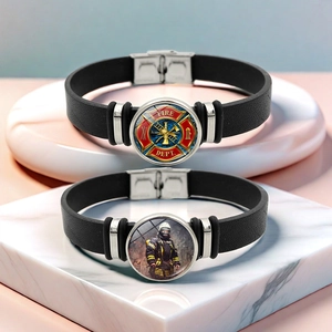Détail de l'emblème Fire Dept et graphique pompier sur bracelet en cuir noir