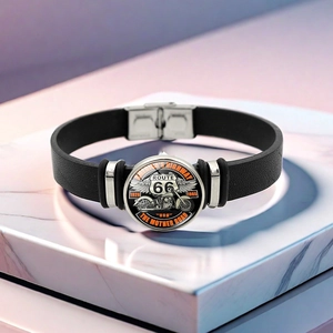 Vue macro du bouton pression Route 66 sur bracelet en cuir noir avec motif USA