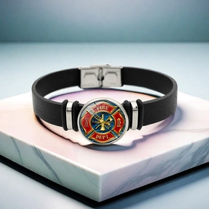 Bracelet pompier en cuir PU avec croix de Malte rouge exposé sur socle en marbre