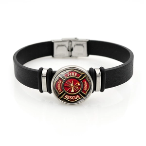 Détail de l'emblème Fire Rescue sur bracelet en cuir noir avec boucle argentée
