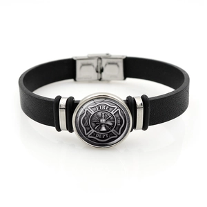 Détail du bracelet pompier en cuir PU noir avec l'emblème de la Croix de Malte argent