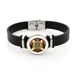 Détail de l'emblème des pompiers sur un bracelet en cuir PU noir avec fermoir argenté