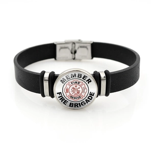 Détail macro de l'emblème de pompier sur un bracelet en cuir noir texturé à bouton pression
