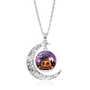 Detailopname van Halloween-maanketting met pompoen hanger en toenaarshoed detail