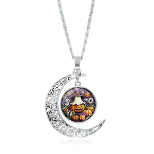 Detail van de halve maan ketting met glazen hanger voorzien van spook en pompoen