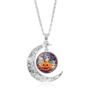 Detail van de halve maan ketting met pompoen en spookmotief voor Halloween feest