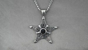 Vue détaillée du collier pentagramme gothique avec pierre noire et texture en argent vintage