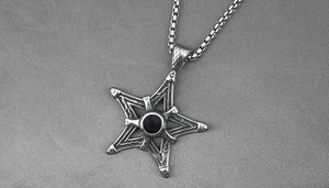 Vue détaillée d'un pendentif pentagramme vintage en acier titane avec pierre noire
