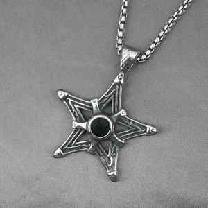 Collier avec pendentif étoile de style punk avec pierre noire et chaîne vénitienne