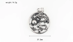 Détail du pendentif dragon argenté avec 37,2 mm de diamètre et 14,2 g de poids