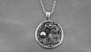 Détail du pendentif dragon en acier inoxydable rétro sur une chaîne maille vénitienne