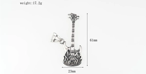 Detalle del colgante de guitarra con grabado de llamas y medidas de 61mm por 23mm