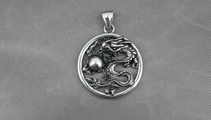 Détail du pendentif dragon ball vintage en acier titane avec fine sculpture en relief
