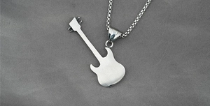 Detalle macro del colgante de guitarra eléctrica plateada con cadena de acero fina