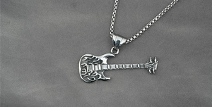 Primer plano del colgante de guitarra con relieve de llama en cadena de acero inoxidable