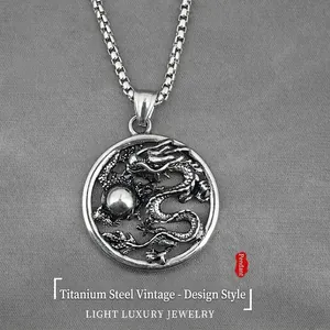 Collier Pendentif Dragon en Relief en Acier au Titane Rétro pour Hommes Bijoux de Charme Rond Dragon Chinois Vintage