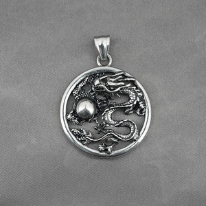 Collier dragon rétro en acier inoxydable avec relief de dragon rond et finition vintage