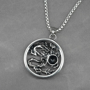 Pendentif dragon vintage en acier argenté avec gemme noire et chaîne maille vénitienne